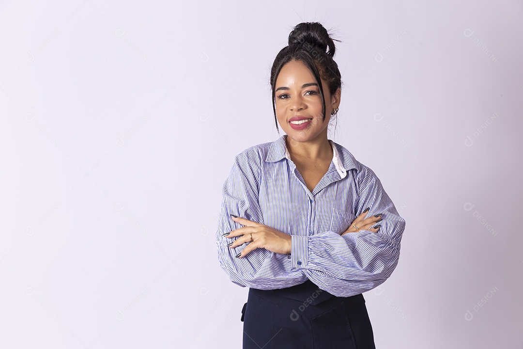 Linda mulher jovem sobre fundo isolado branco