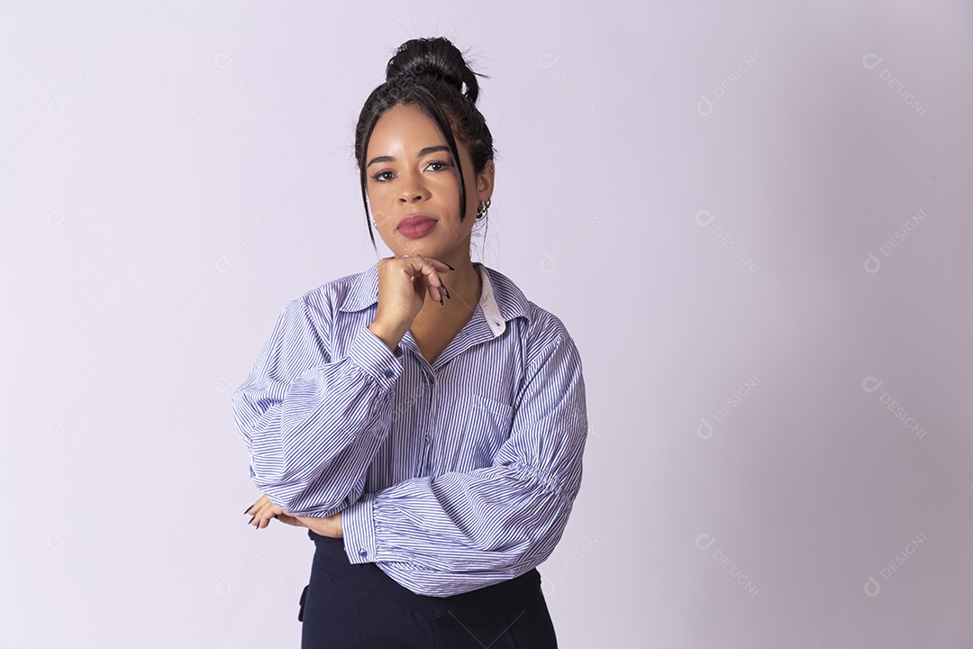 Linda mulher jovem sobre fundo isolado branco