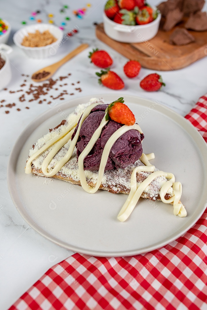 Imagem de pizza doçe com bola de sorvete