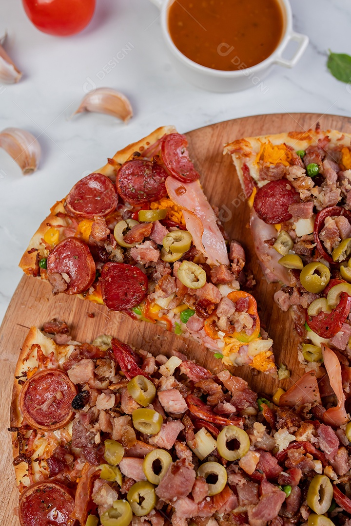 Pizza de calabresa azeitona sobre tábua de madeira