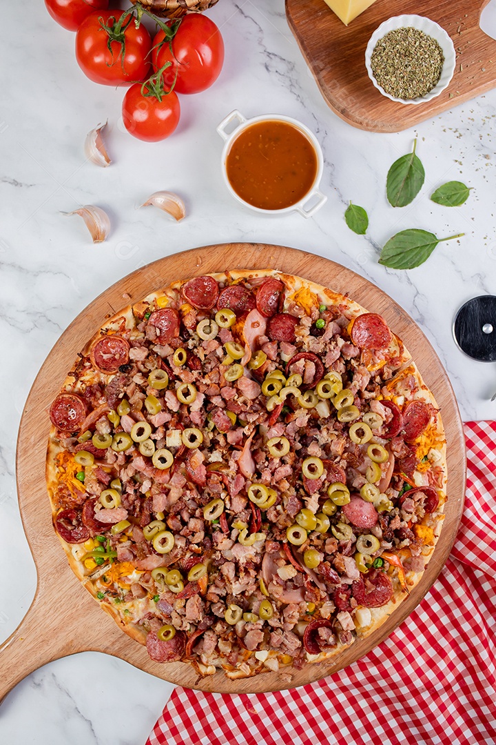 Pizza de calabresa azeitona sobre tábua de madeira