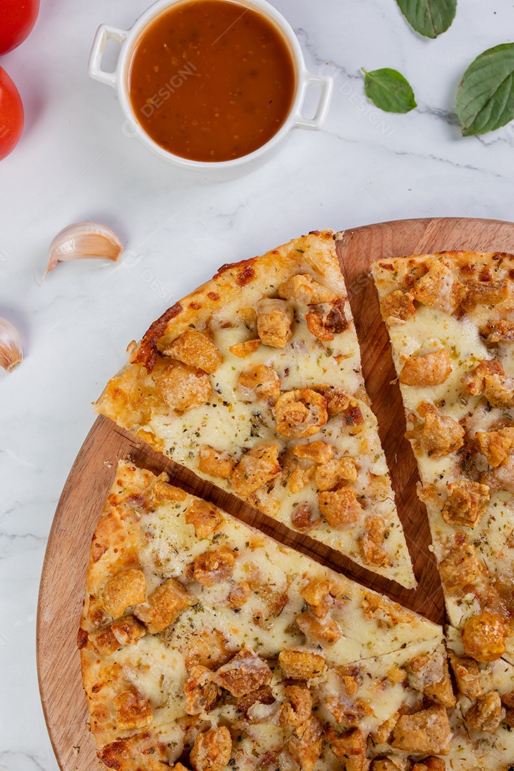 Imagem de pizza sobre tábua de madeira