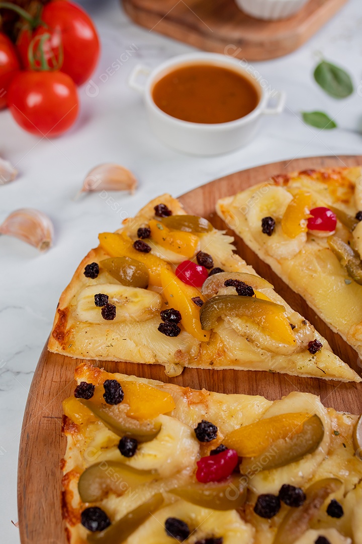 Deliciosa pizza sobre tábua de madeira