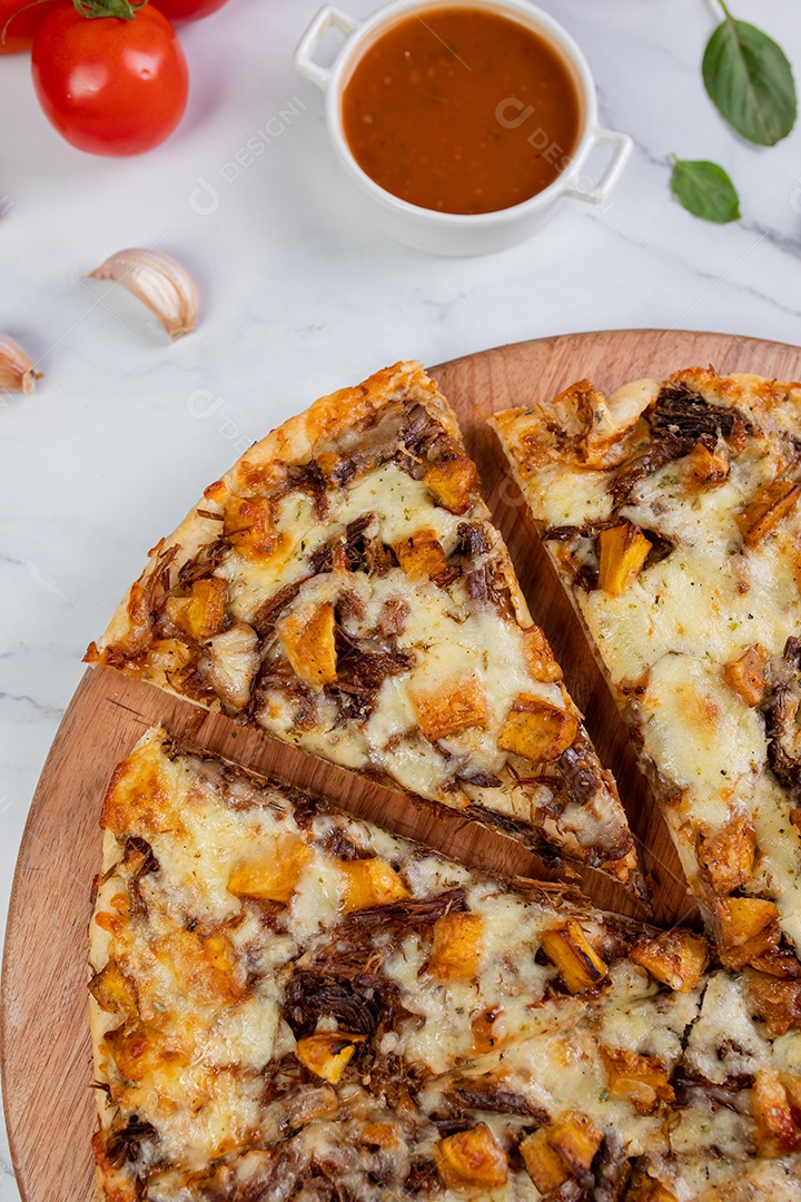 Deliciosa pizza sobre tábua de madeira