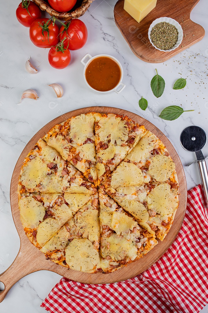 Deliciosa pizza sobre tábua de madeira