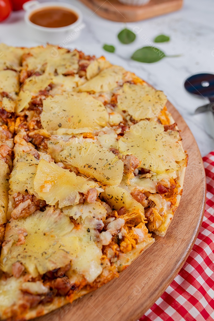 Deliciosa pizza sobre tábua de madeira