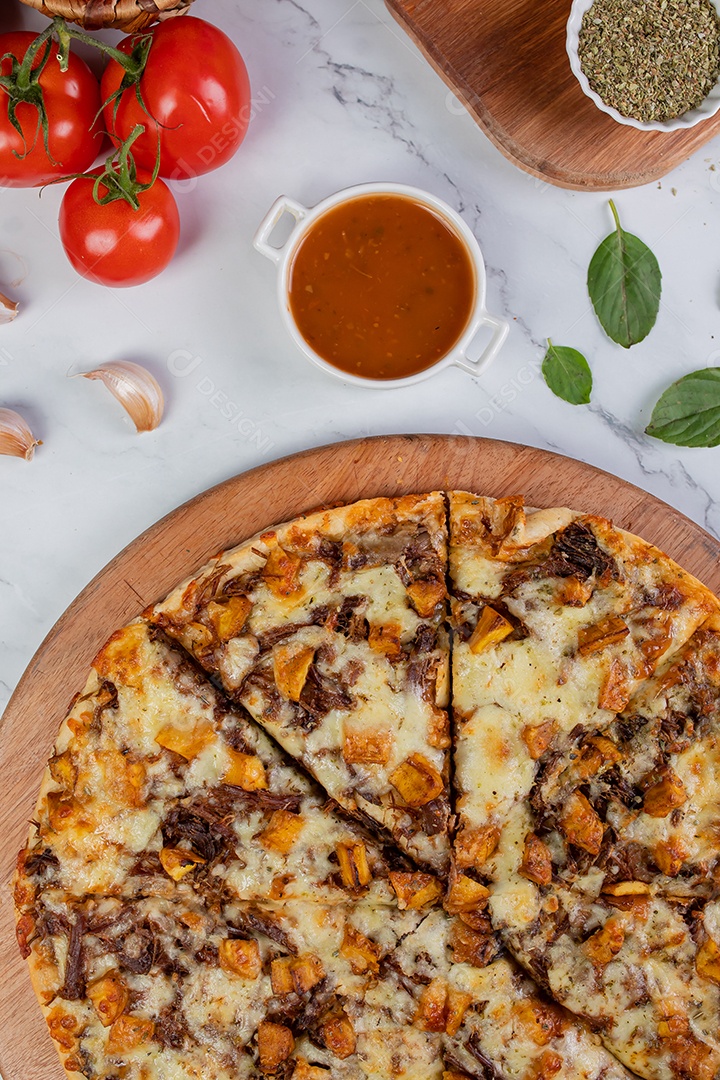 Deliciosa pizza sobre tábua de madeira