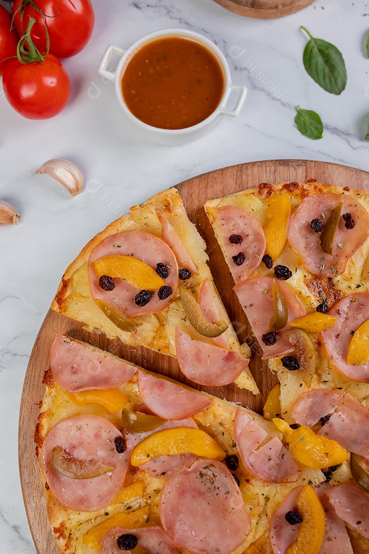 Deliciosa pizza sobre tábua de madeira