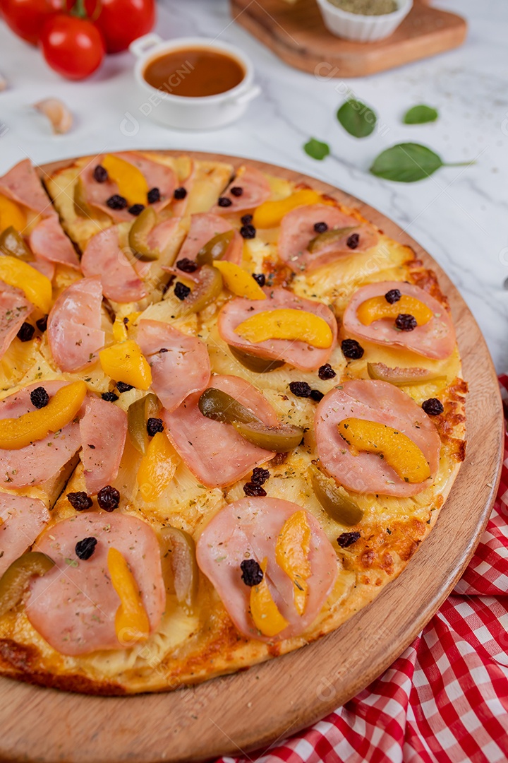 Deliciosa pizza sobre tábua de madeira