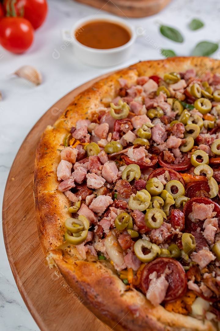 Deliciosa pizza sobre tábua de madeira