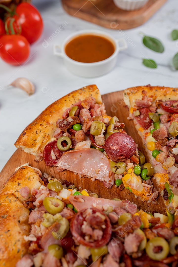 Deliciosa pizza sobre tábua de madeira