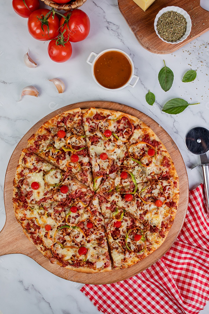 Deliciosa pizza sobre tábua de madeira