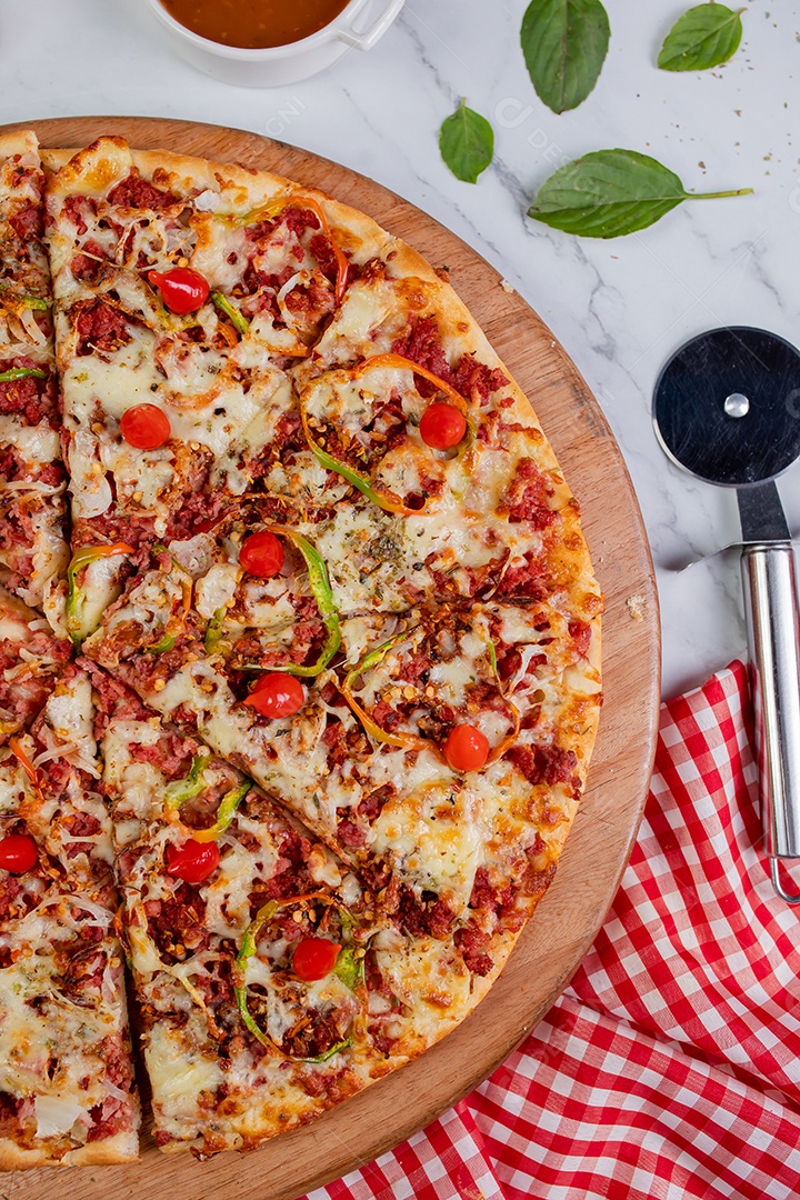 Deliciosa pizza sobre tábua de madeira