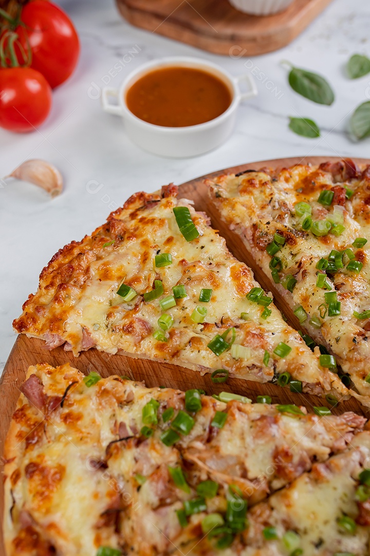 Deliciosa pizza sobre tábua de madeira