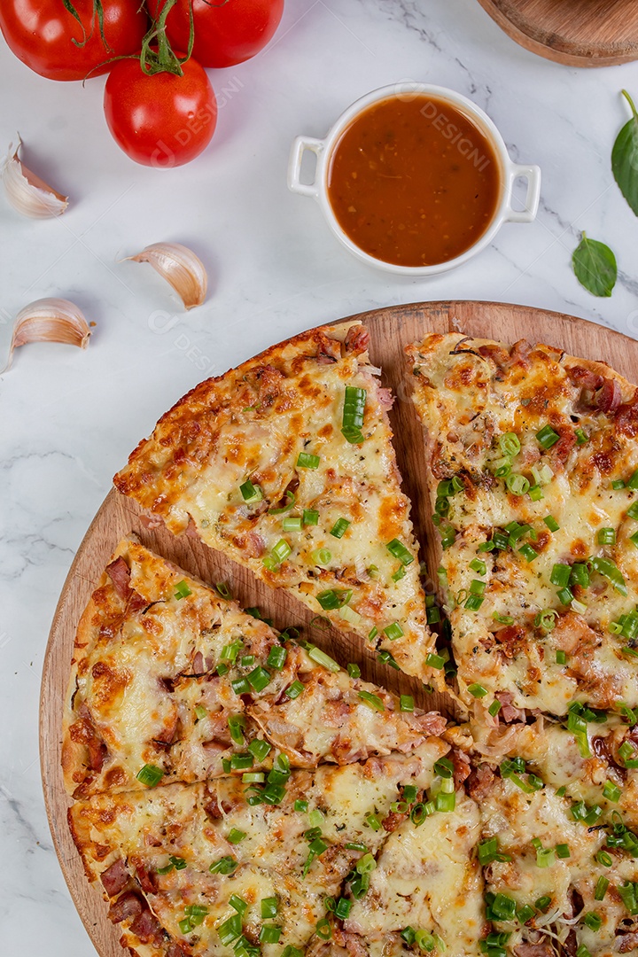 Deliciosa pizza sobre tábua de madeira