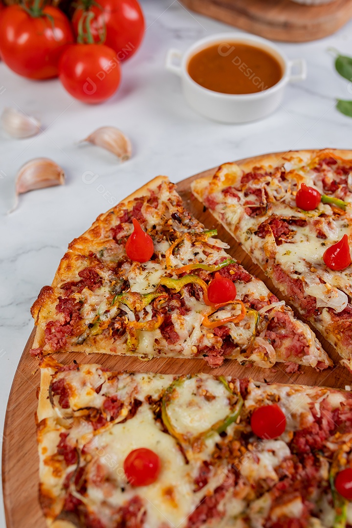 Deliciosa pizza sobre tábua de madeira