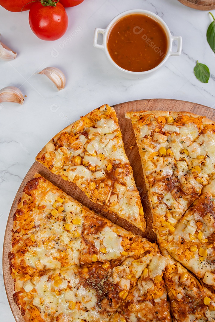 Deliciosa pizza sobre tábua de madeira