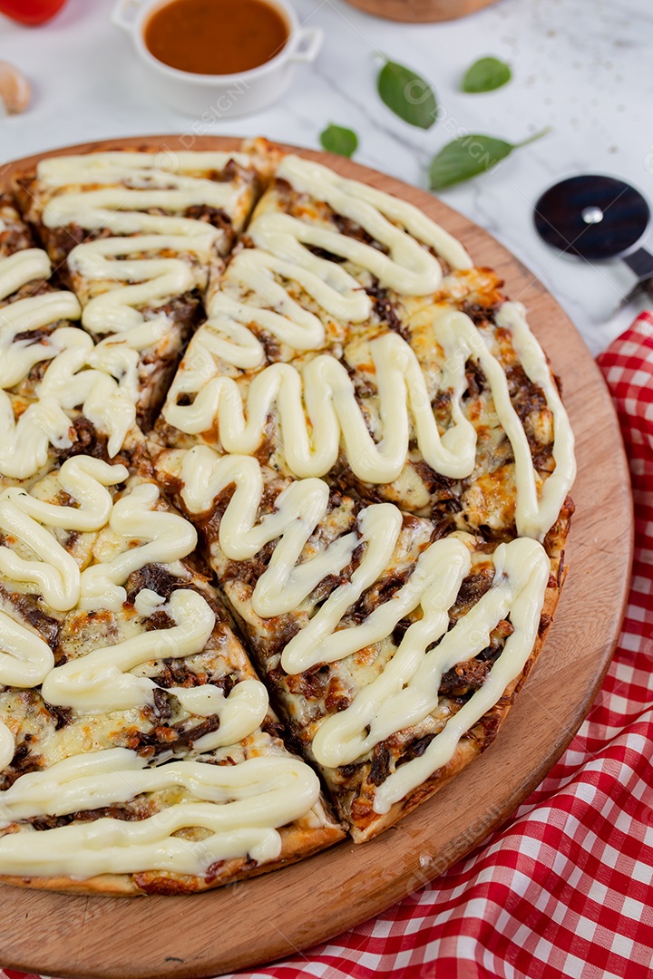Deliciosa pizza sobre tábua de madeira