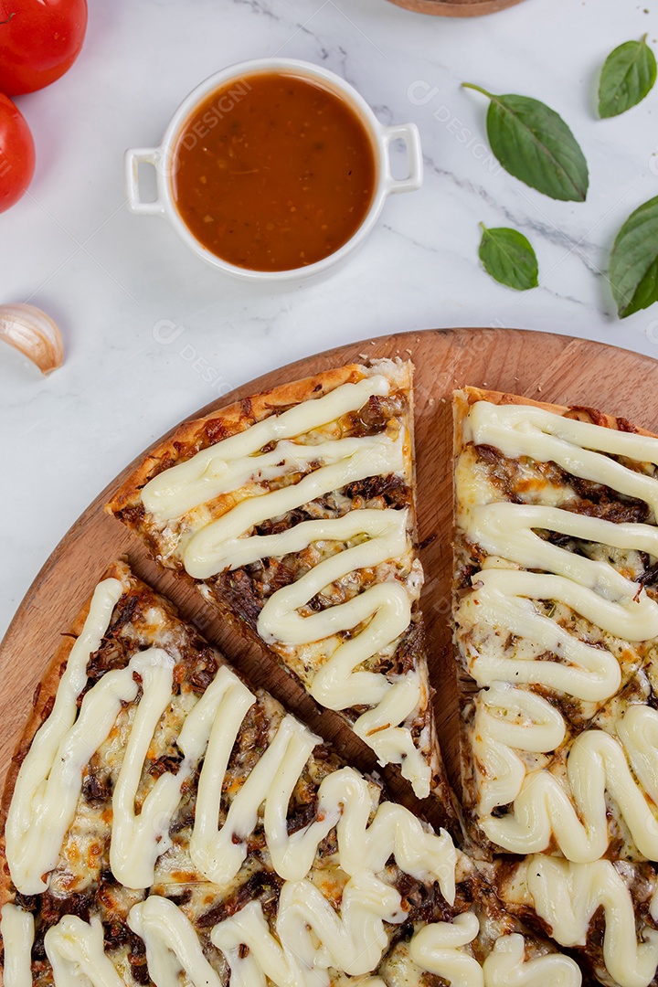 Deliciosa pizza sobre tábua de madeira
