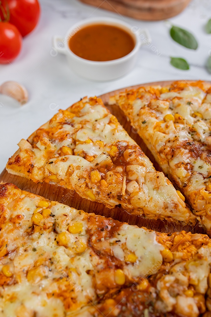 Deliciosa pizza sobre tábua de madeira