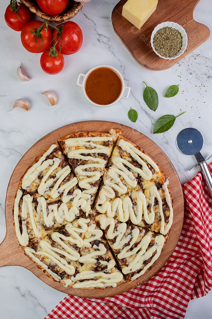 Deliciosa pizza sobre tábua de madeira