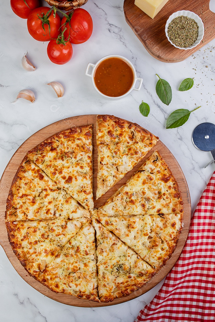 Deliciosa pizza sobre tábua de madeira