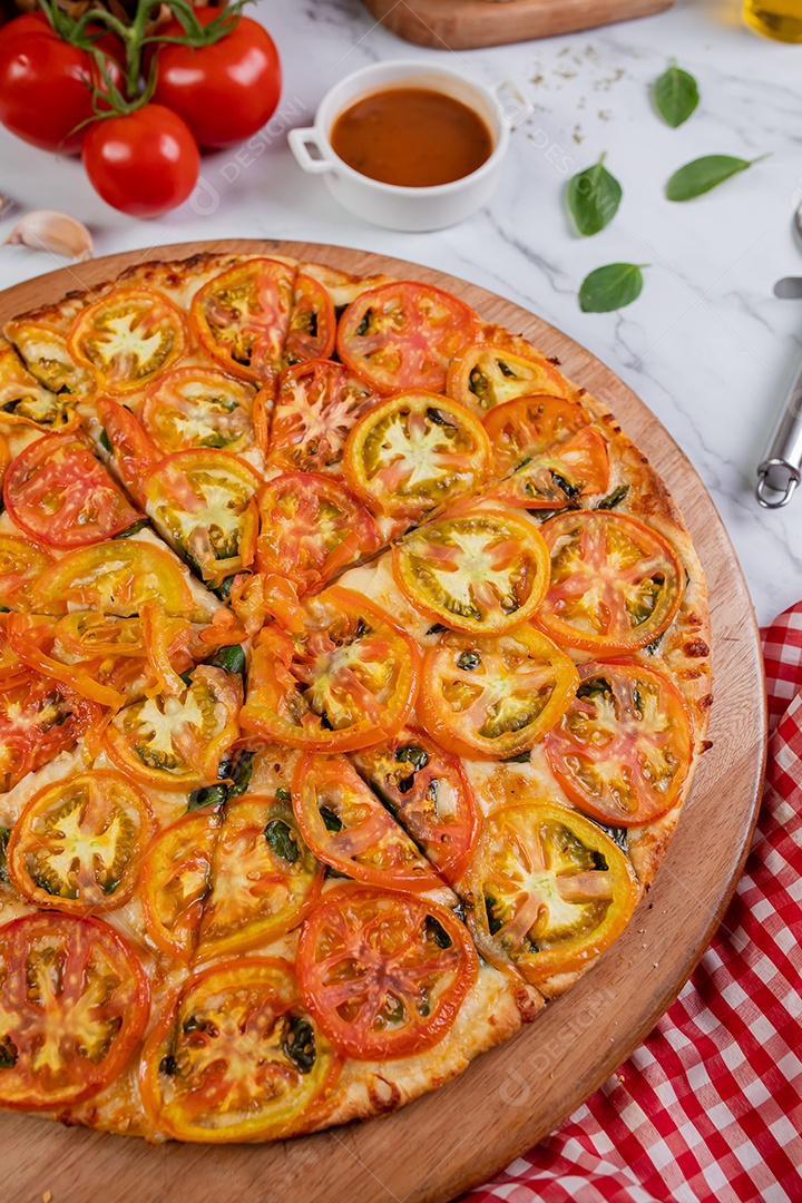 Deliciosa pizza sobre tábua de madeira