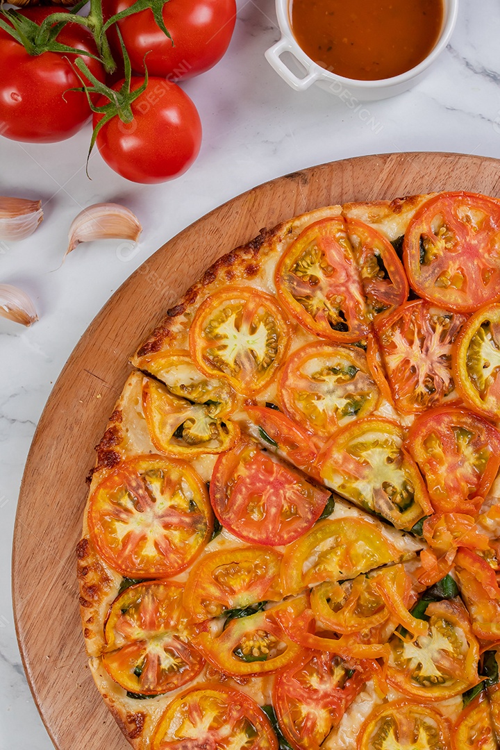 Deliciosa pizza sobre tábua de madeira