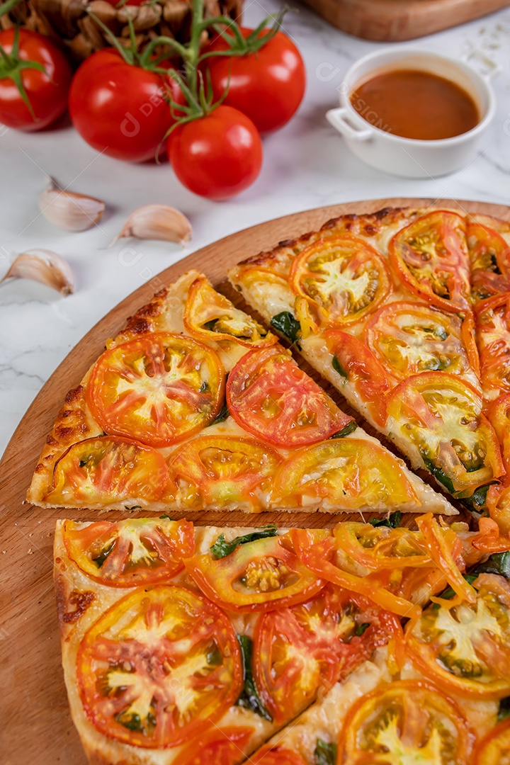 Deliciosa pizza sobre tábua de madeira