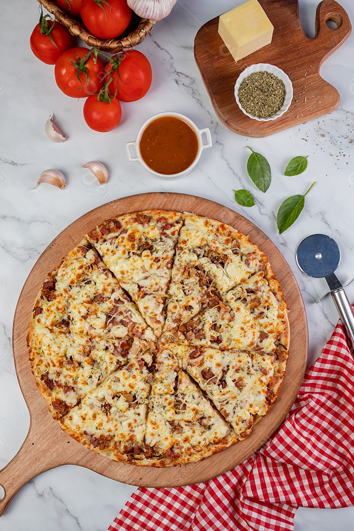 Deliciosa pizza sobre tábua de madeira