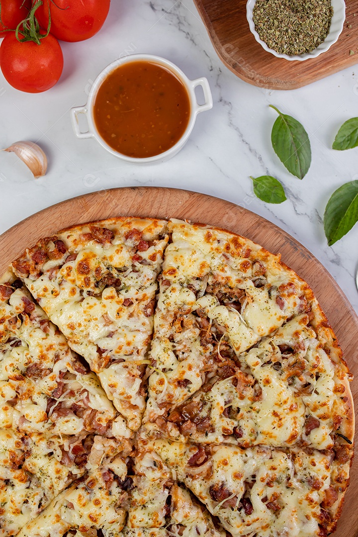 Deliciosa pizza sobre tábua de madeira