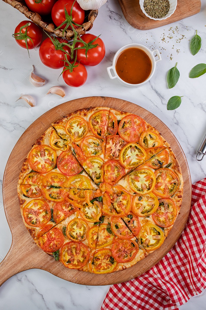 Deliciosa pizza sobre tábua de madeira