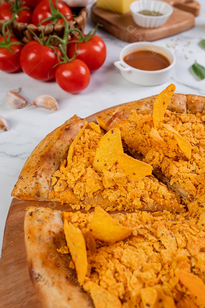 Deliciosa pizza sobre tábua de madeira