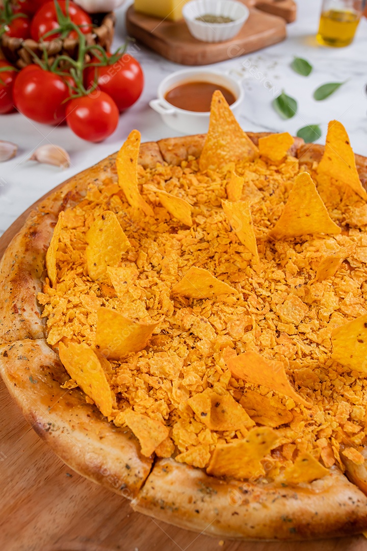 Deliciosa pizza sobre tábua de madeira