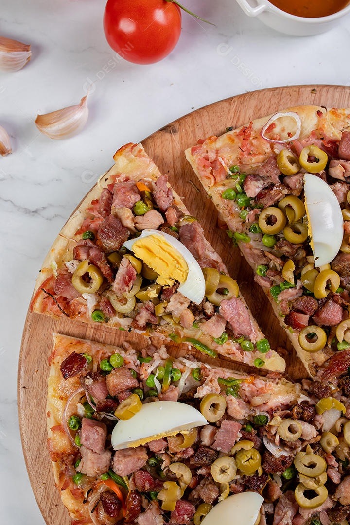 Deliciosa pizza sobre tábua de madeira