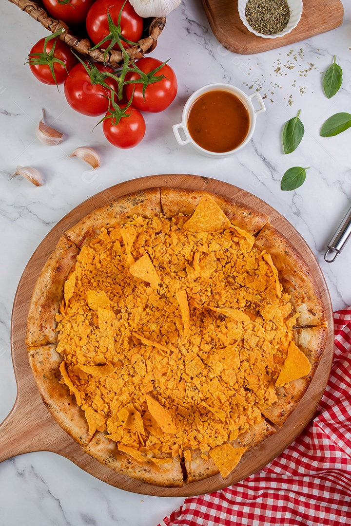 Deliciosa pizza sobre tábua de madeira