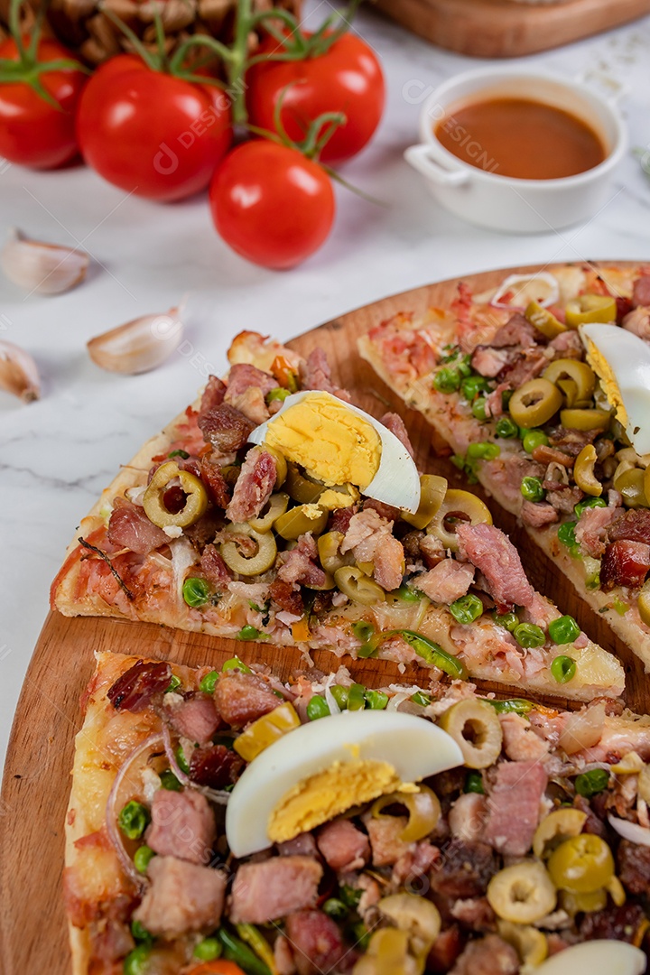 Deliciosa pizza sobre tábua de madeira