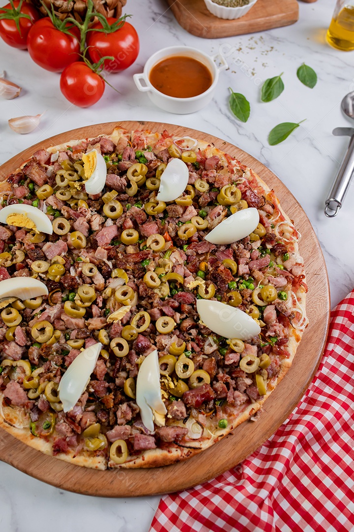 Deliciosa pizza sobre tábua de madeira