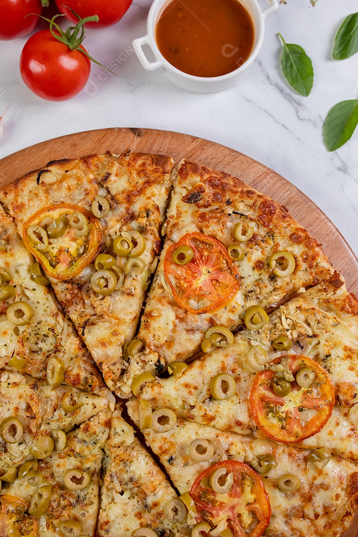 Deliciosa pizza sobre tábua de madeira