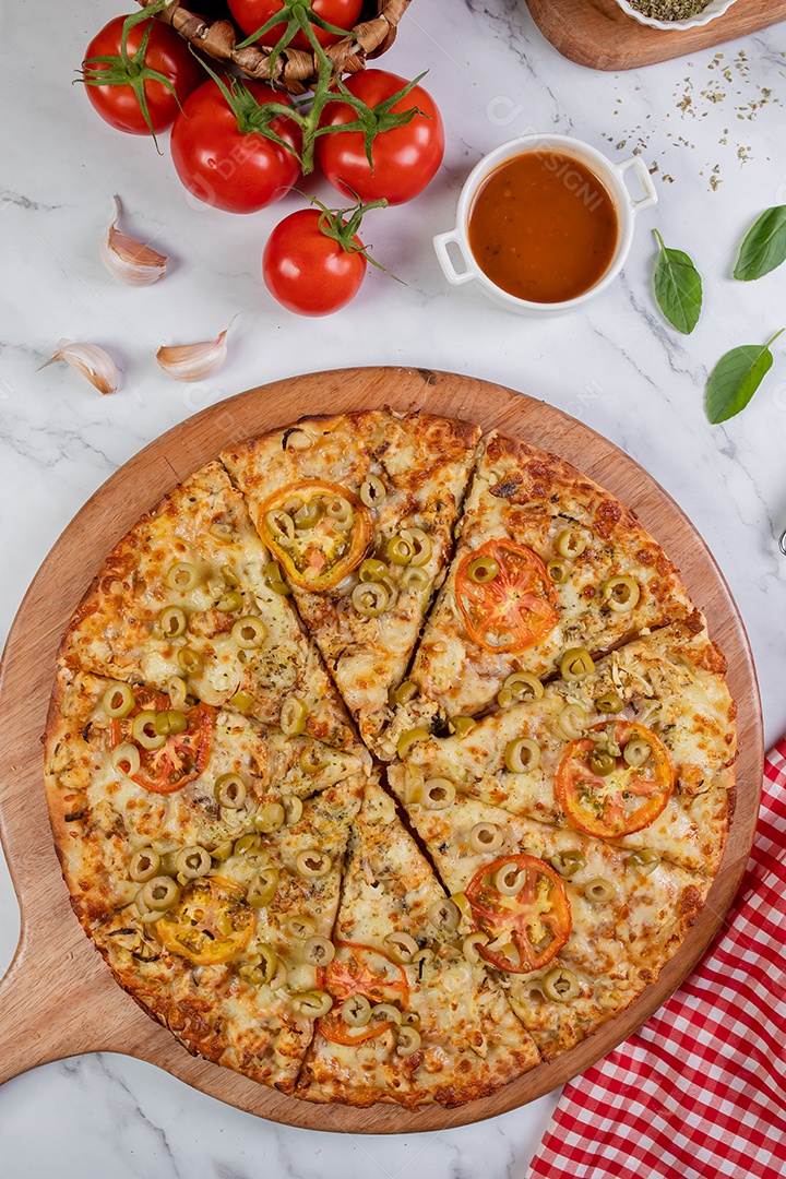 Deliciosa pizza sobre tábua de madeira