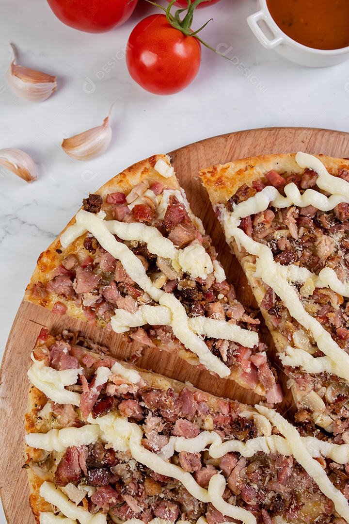 Deliciosa pizza sobre tábua de madeira