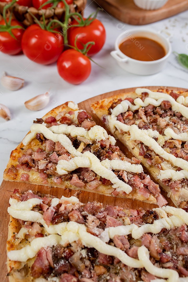 Deliciosa pizza sobre tábua de madeira