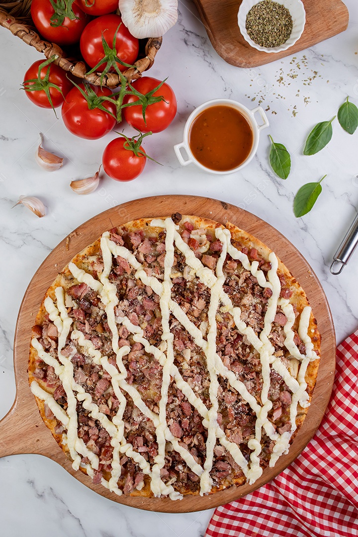Deliciosa pizza sobre tábua de madeira