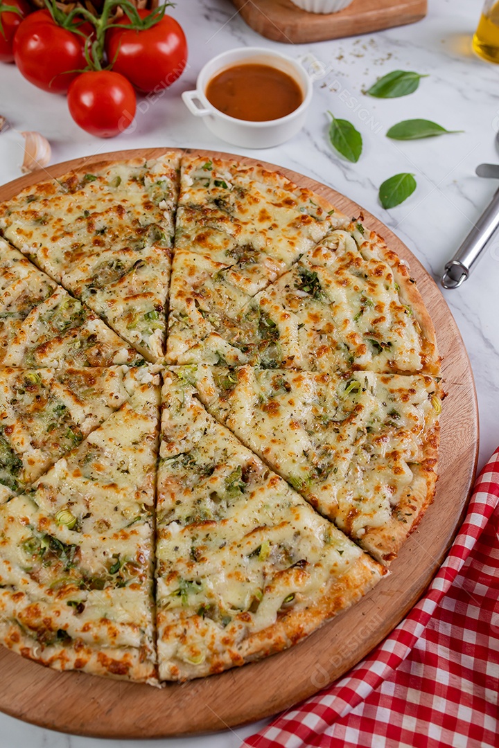 Deliciosa pizza sobre tábua de madeira