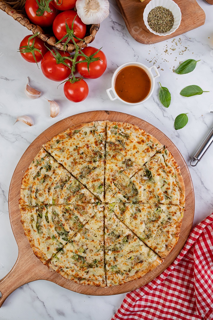 Deliciosa pizza sobre tábua de madeira