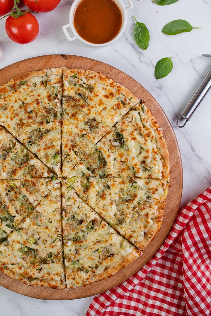 Deliciosa pizza sobre tábua de madeira