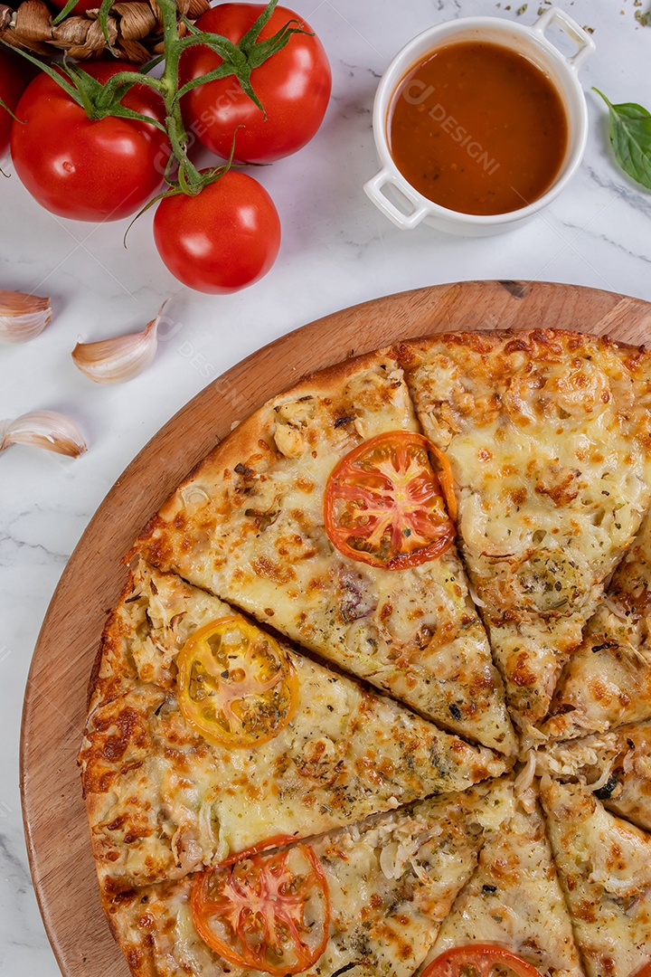 Deliciosa pizza sobre tábua de madeira