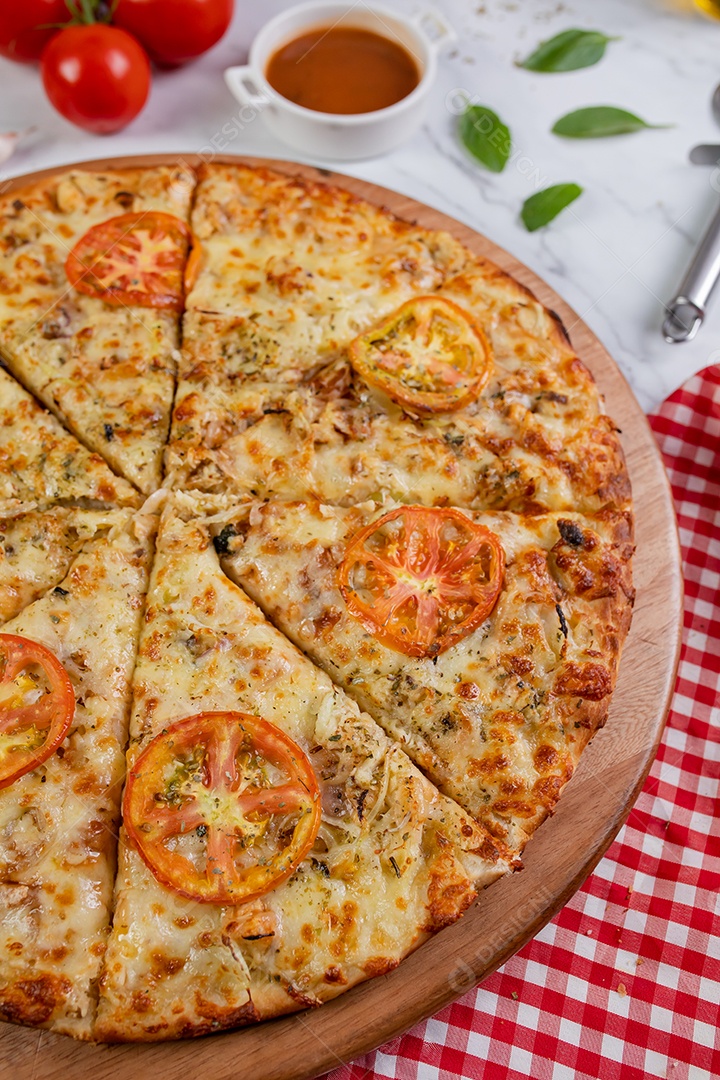 Deliciosa pizza sobre tábua de madeira