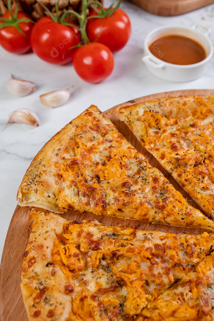 Deliciosa pizza sobre tábua de madeira