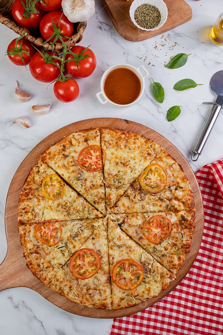 Deliciosa pizza sobre tábua de madeira